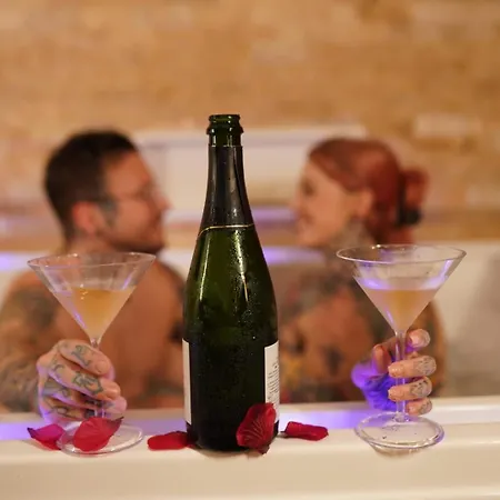 La Cadurcienne Love room jacuzzi&pièce secrète Cahors centre historique-3